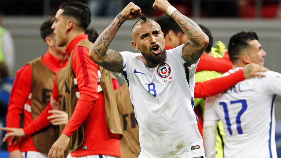 Na zdjęciu Arturo Vidal, piłkarz reprezentacji Chile, cieszący się z awansu do finału Pucharu Konfederacji FIFA. Fot. PAP/EPA/SERGEY DOLZHENKO