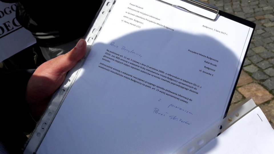 Pismo adresowane do prezydenta Bydgoszczy o zamiarze wystąpienia z inicjatywą przeprowadzenia referendum o jego odwołanie. Fot. Tatiana Adonis