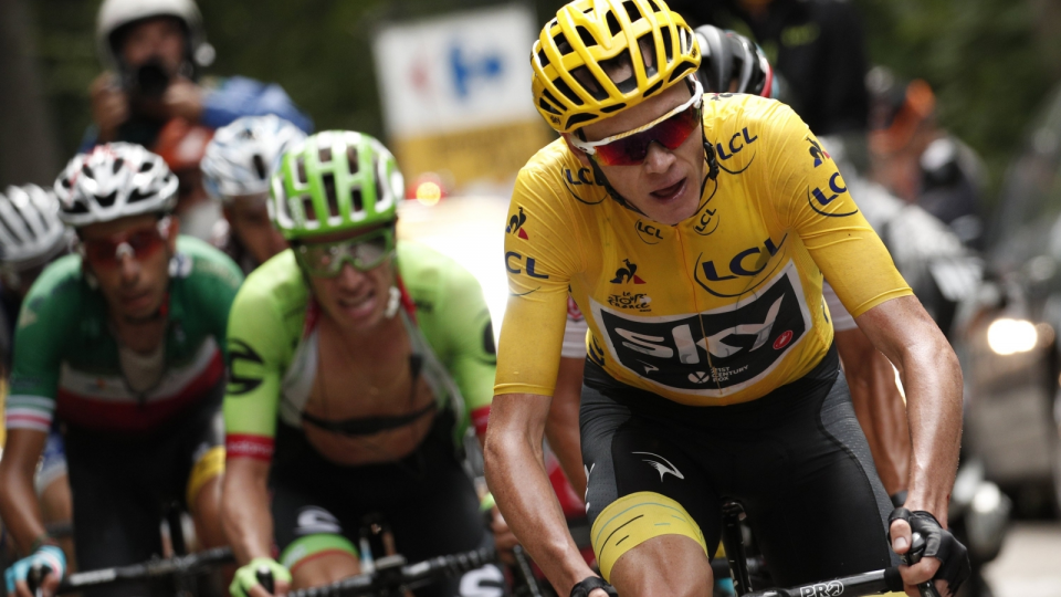Na pierwszym planie zdjęcia lider Tour de France Christopher Froome, a za nim triumfator niedzielnego etapu Rigoberto Uran. Fot. PAP/EPA/YOAN VALAT