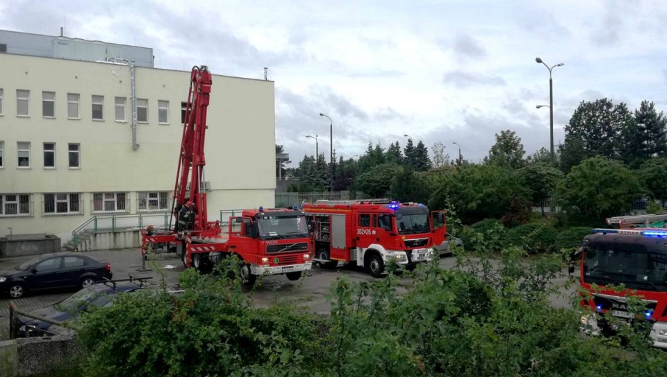 Strażacy sprawdzają wszystkie pomieszczenia budynku, w którym doszło do pożaru. Fot. Maciej Wilkowski
