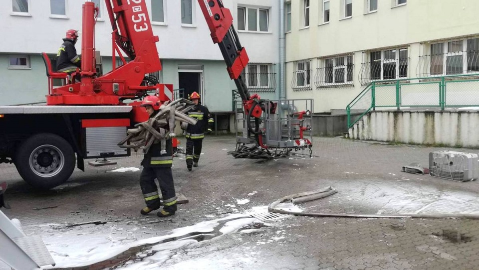 Strażacy sprawdzają wszystkie pomieszczenia budynku, w którym doszło do pożaru. Fot. Maciej Wilkowski