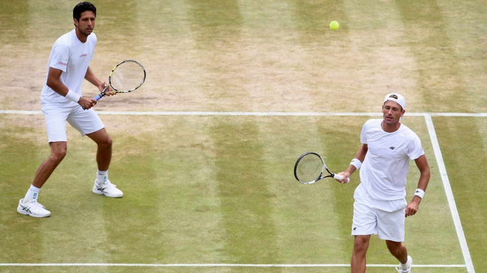 Na zdjęciu od lewej Marcel Melo i Łukasz Kubot w półfinale gry deblowej Wimbledonu 2017. Fot. PAP/EPA/GERRY PENNY