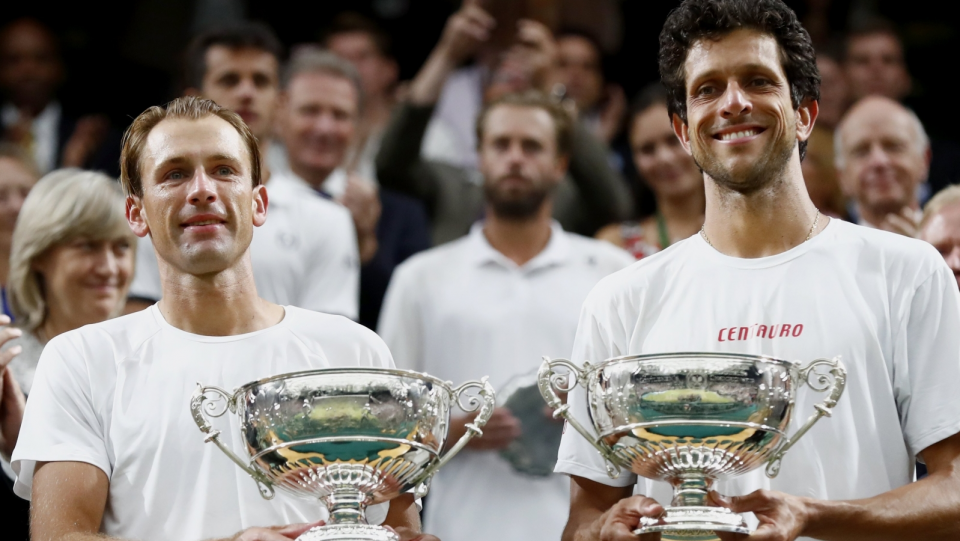 Na zdjęciu od lewej Łukasz Kubot i Marcel Melo, triumfatorzy gry deblowej w tegorocznym Wimbledonie. Fot. PAP/EPA/FACUNDO ARRIZABALAGA