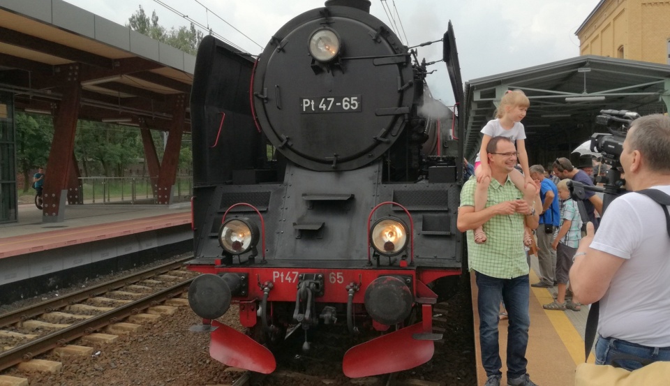 Pociąg ciągnięty przez parowóz pojawił się na dworcu Toruń Główny. Fot. Wiktor Strumnik