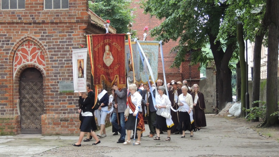 W ramach obchodów pielgrzymi przeszli z kościoła pw. św. Jakuba na Zamek Dybów. Fot. Michał Zaręba