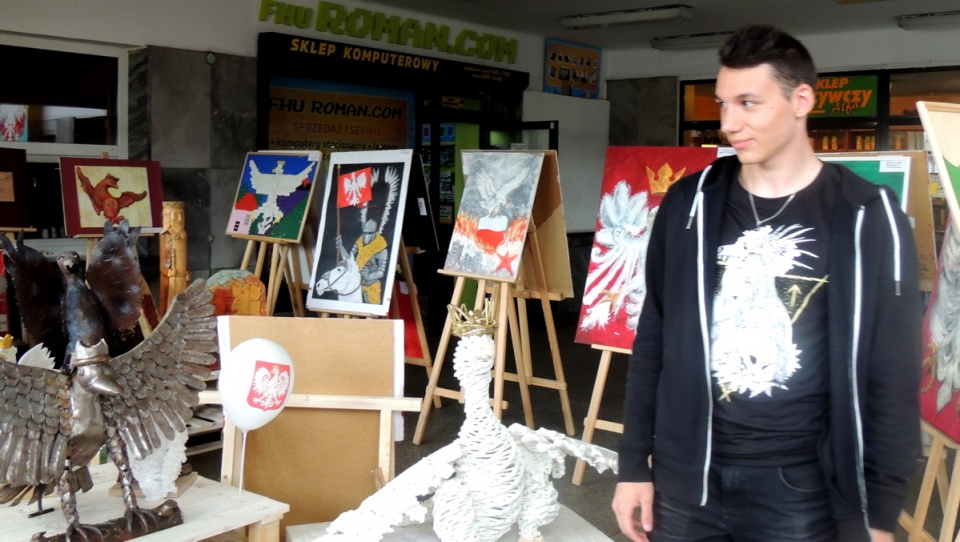 Organizatorem wystawy najlepszych prac w konkursie "Orzeł Biały - nasza duma" jest syn senatora - Jan Rulewski junior. Fot. Marek Ledwosiński