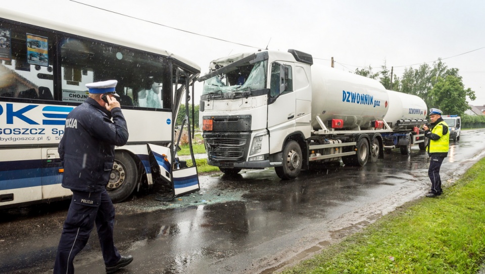 Autobus PKS oraz cysterna przewożąca gaz propan-butan. Fot. PAP/Tytus Żmijewski