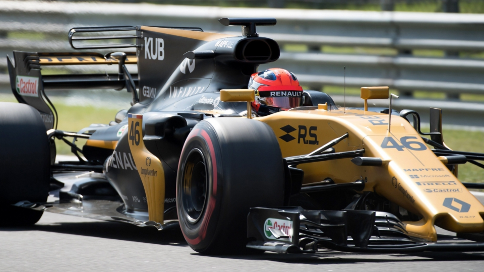 Na zdjęciu Robert Kubica w bolidzie Renault podczas środowych testów F1 na Węgrzech. Fot. PAP/EPA/Szilard Koszticsak