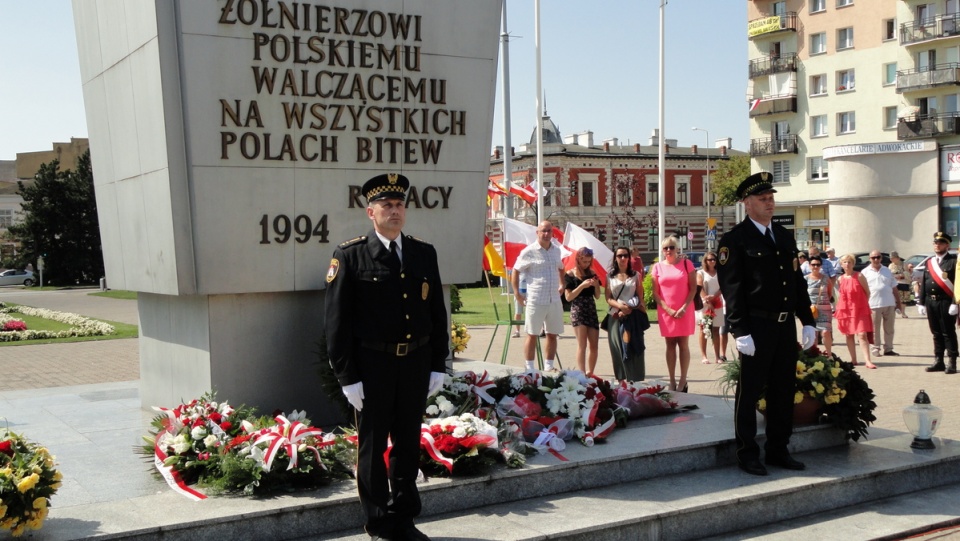 Włocławska uroczystość z okazji Święta Wojska Polskiego odbyła się na placu Wolności pod pomnikiem Żołnierza Polskiego. Fot. Sławomir Kukiełczyński