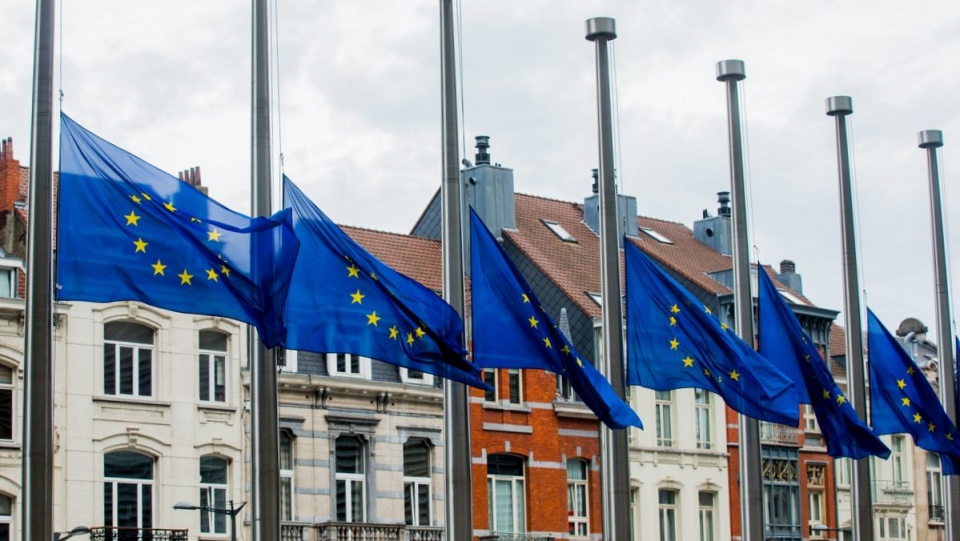Flagi Unii Europejskiej opuszczono w Brukseli do połowy masztu, w południe 18 sierpnia minutą ciszy Komisja Europejska uczciła pamięć ofiar ataków. Fot. PAP/EPA/STEPHANIE LECOCQ