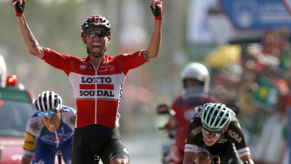 Na pierwszym planie zdjęcia Tomasz Marczyński, który cieszy się z triumfu na 6. etapie Vuelta a Espana 2017. Fot. PAP/EPA/Javier Lizon