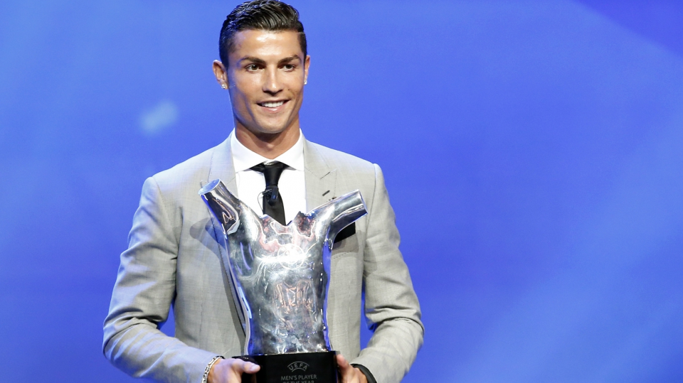 Na zdjęciu Cristiano Ronaldo z nagrodą dla najlepszego piłkarza Europy sezonu 2016/2017. Fot. PAP/EPA/SEBASTIEN NOGIER