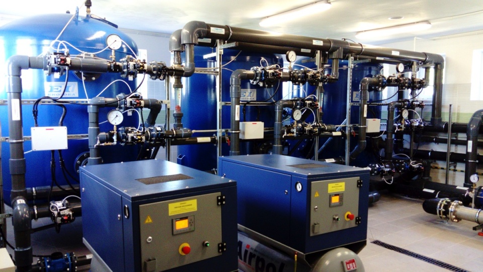 Zmodernizowana stacja uzdatniania wody w Kłotnie ma nowe filtry, dodatkowy zbiornik na wodę o pojemności 150 m³ i 5 pomp zapewiniających odpowiednie ciśnienie wody w sieci. Fot. Urząd Gminy Baruchowo