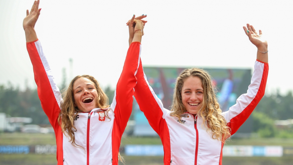 Na zdjęciu od lewej Justyna Iskrzycka i Paulina Paszek, brązowe medalistki MŚ w kajakarstwie 2017. Fot. PAP/EPA/MARTIN DIVISEK