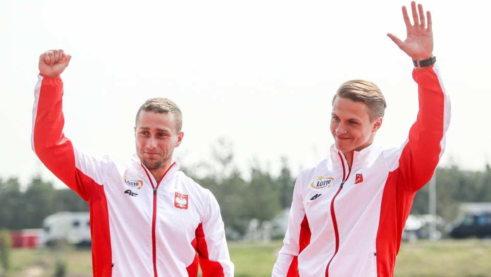 Na zdjęciu od lewej Arsen Śliwiński i Michał Łubniewski cieszą się ze srebrnych medali na MŚ 2017 w kajakarstwie. Fot. PAP/EPA/MARTIN DIVISEK