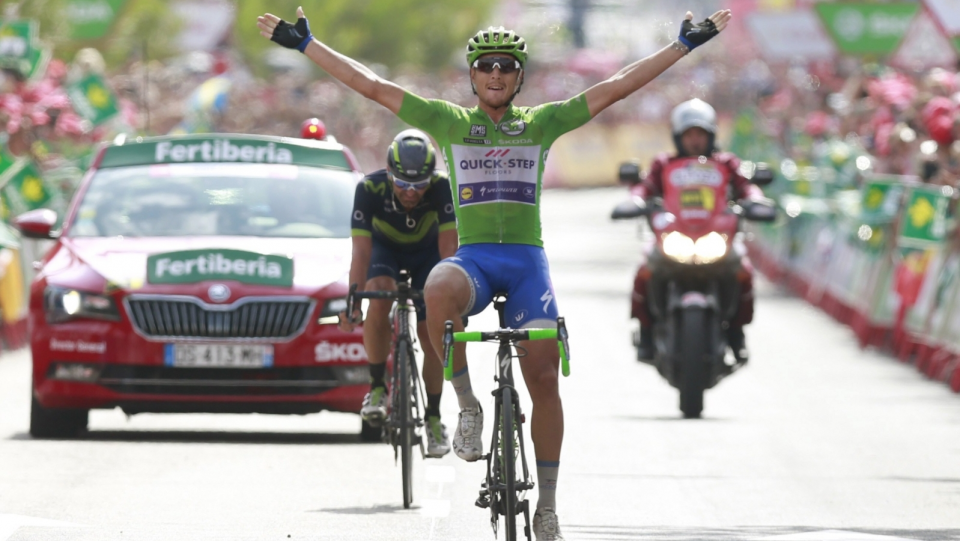 Na zdjęciu Włoch Matteo Trentin cieszący się ze zwycięstwa na 10. etapie Vuelta a Espana 2017. Fot. PAP/EPA/Javier Lizon