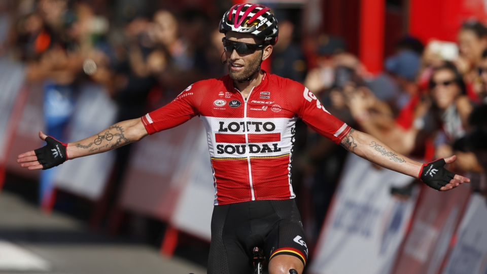 Na zdjęciu Tomasz Marczyński cieszący się z triumfu na 12. etapie Vuelta a Espana 2017. Fot. PAP/EPA/JAVIER LIZON