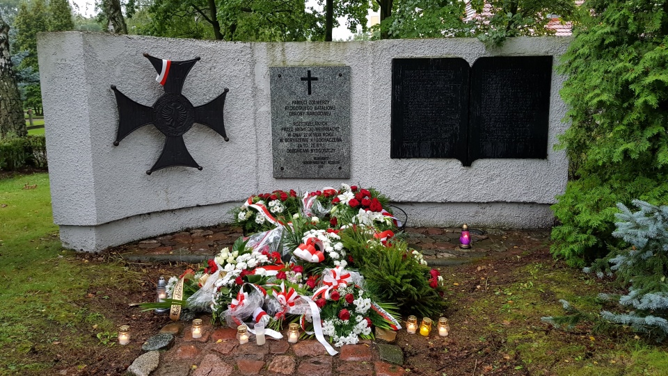 Uroczystości na cmentarzu poprzedziła msza św. w Kościele pw. św. Jadwigi Królowej. Fot. Kamila Zroślak