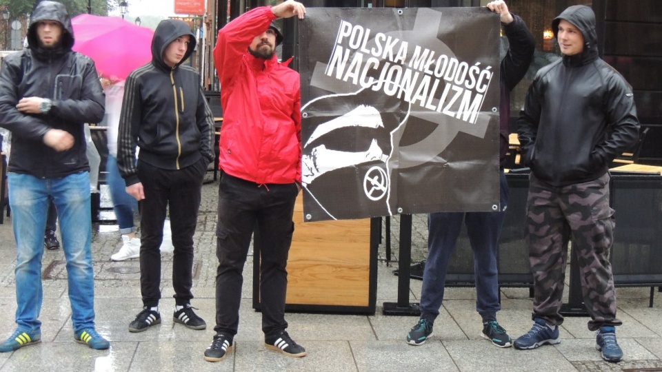 Naprzeciw ustawiła się kilkuosobowa grupa z transparentem i hasłem „Polska młodość nacjonalizm”. Fot. Michał Zaręba
