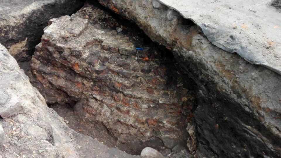 Fragmenty twierdzy z XIV wieku zostały odkryte przy okazji budowy sieci ciepłowniczej. Fot. KPEC w Bydgoszczy