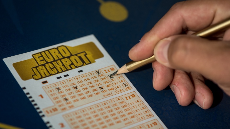 Od soboty w całym kraju można kupić losy na Eurojackpot we wszystkich kolekturach Lotto. Pierwsze losowanie odbędzie się 15 września. Fot. PAP/Tytus Żmijewski