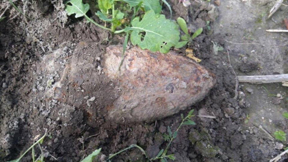 Mieszkaniec jednej z miejscowości w gminie Nakło, podczas prac polowych, znalazł pochodzący prawdopodobnie z okresu II wojny światowej pocisk artyleryjski. Fot. Nadesłana