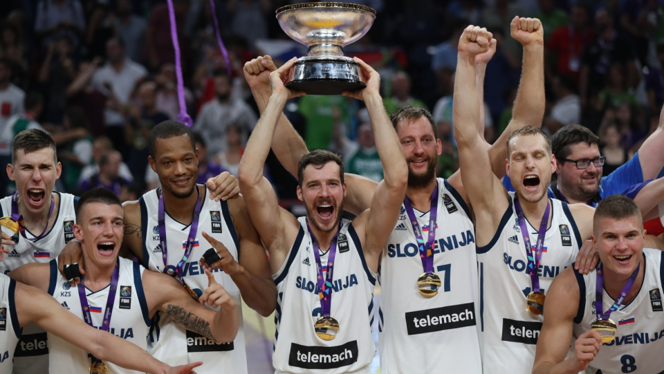 Na zdjęciu Koszykarze reprezentacji Słowenii, mistrzowie Europy 2017. Fot. PAP/EPA/TOLGA BOZOGLU