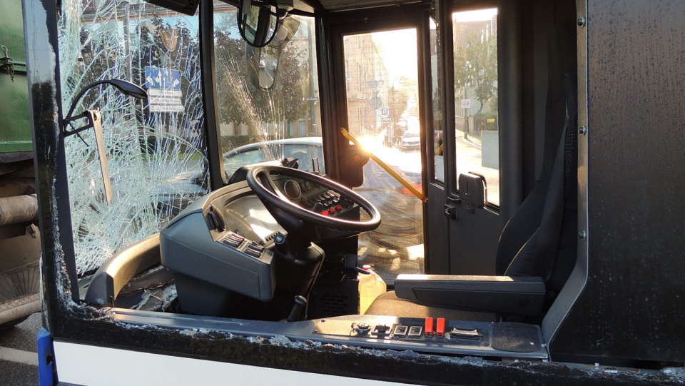 Autobus komunikacji miejskiej linii 58 zderzył się z samochodem ciężarowym, a ten uderzył w auto osobowe. Fot. Damian Klich