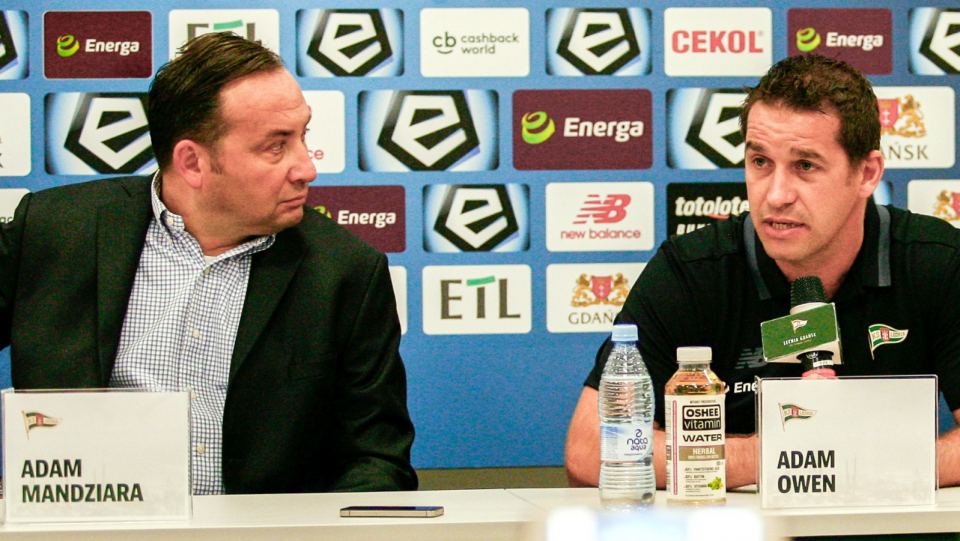 Na zdjęciu od lewej Adam Mandziara (prezes Lechii) i Adam Owen (nowy trener Lechii) podczas środowej konferencji prasowej. Fot. PAP/Jan Dzban