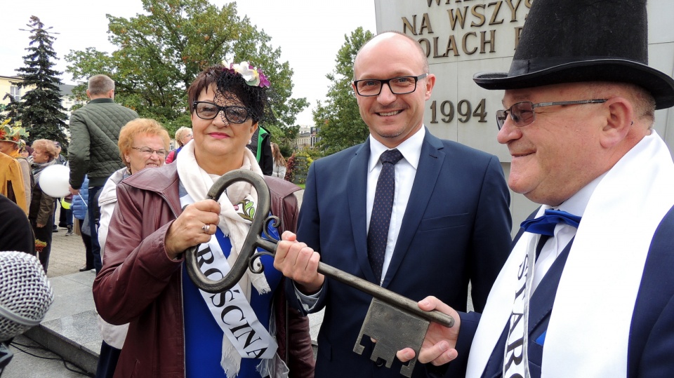 Prezydent Włocławka na jeden dzień przekazał seniorom klucze do bram miasta. Fot. Marek Ledwosiński