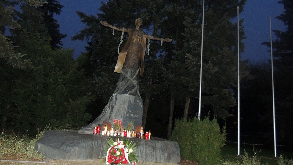 Po uroczystej mszy uczestnicy toruńskich obchodów złożyli kwiaty pod pomnikiem kapelana Solidarności.Fot. Michał Zaręba