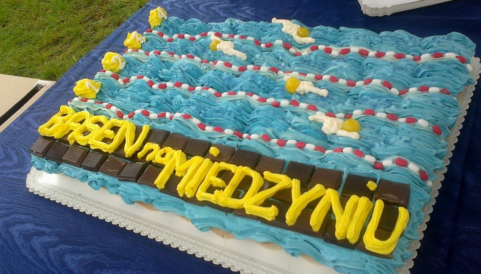 W trakcie sobotniego głosowania na Miedzyniu, nie zabrakło tortu w kształcie basenu. Fot. Andrzej Krystek