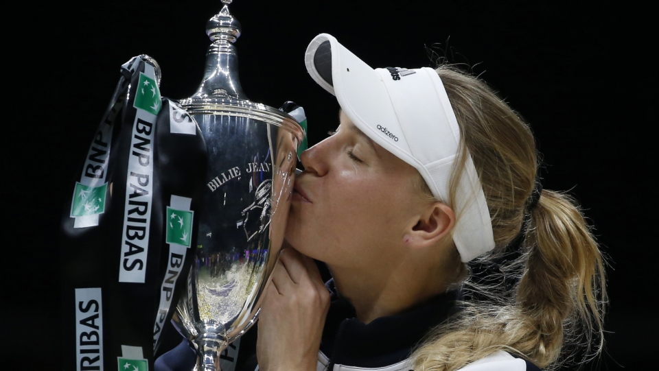Na zdjęciu Dunka, polskiego pochodzenia, Caroline Wozniacki - triumfatorka turnieju WTA Finals 2017. Fot. PAP/EPA/WALLACE WOON