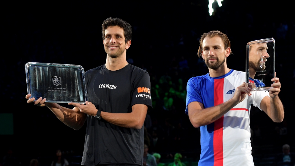 Na zdjęciu od lewej Marcel Melo i Łukasz Kubot, triumfatorzy turnieju ATP Masters 1000 w Paryżu. Fot. PAP/EPA/CHRISTOPHE PETIT TESSON