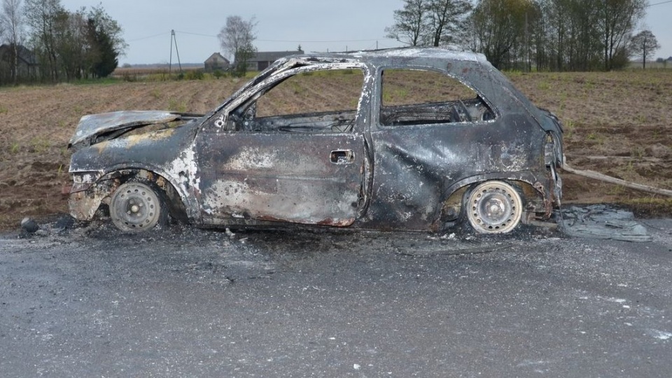 Do wypadku doszło w Julkowie. Płonący samochód dostrzegli mieszkańcy wioski. Fot. Policja