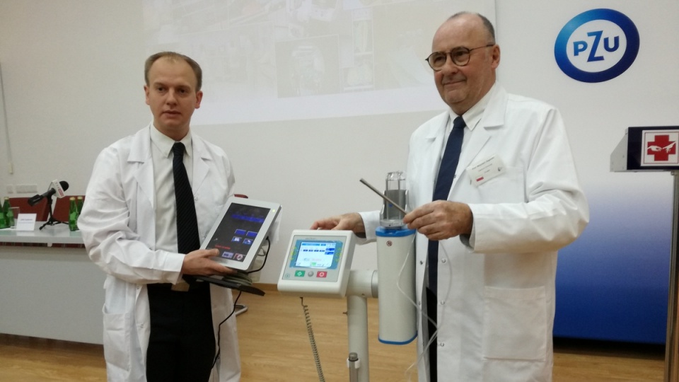 Od lewej dr Maciej Nowacki i prof. Wojciech Zegarski z Kliniki Chirurgii Onkologicznej prezentują sprzęt ufundowany przez PZU. Fot. Robin Jesse