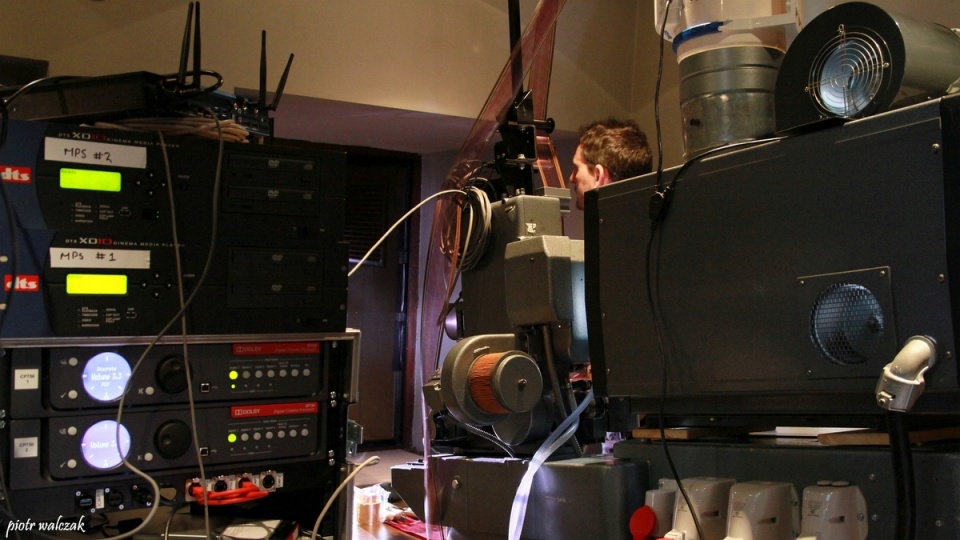 W jednej z kabin Opery Nova instalowany jest specjalny projektor, który wyświetli film pt. "Morderstwo w Orient Expressie" w technice 70 mm. Fot. Piotr Walczak