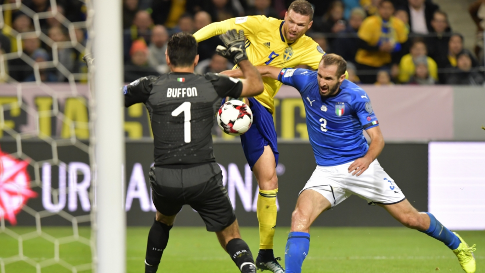 Zdjęcie z barażowego meczu pomiędzy Szwecją i Włochami w piłkarskich el. MŚ 2018. Fot. PAP/EPA/ANDERS WIKLUND
