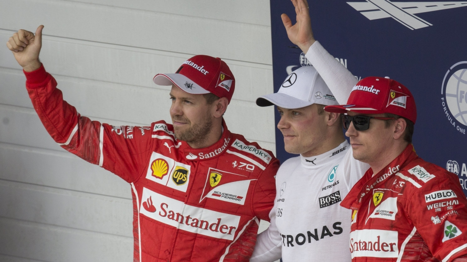 Na zdjęciu czołowa trójka kwalifikacji formuły 1 do Grand Prix Brazylii 2017. Od lewej Niemiec Sebastian Vettel, Finowie Valtteri Bottas oraz Kimi Raikkonen. Fot. PAP/ EPA/Sebastiao Moreira