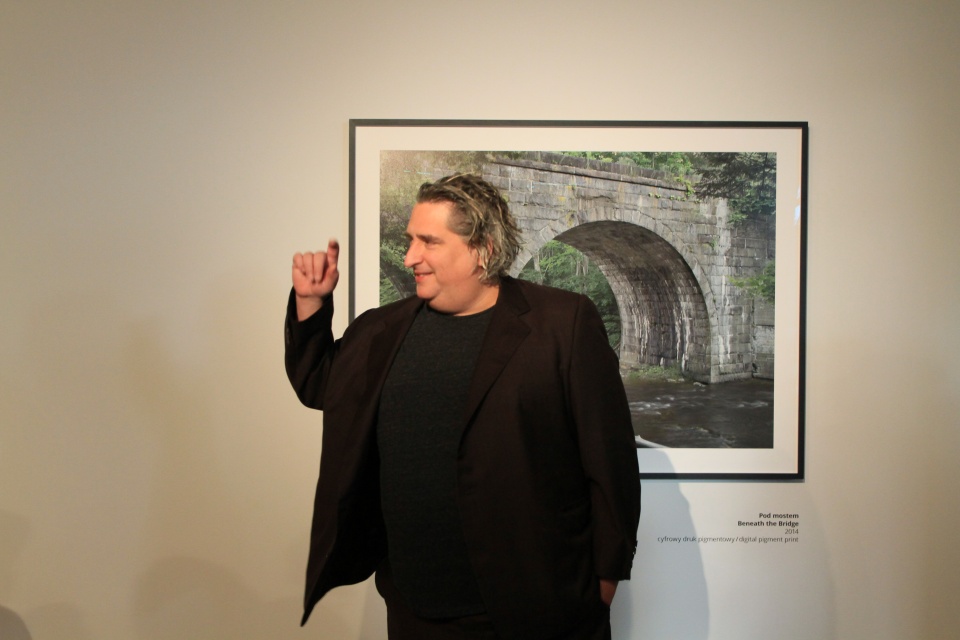 Gregory Crewdson na wystawie "Cathedral of the Pines" w toruńskim CSW Znaki Czasu. Fot. Piotr Walczak
