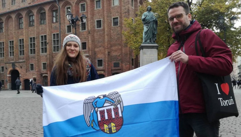 Młodzi podróżnicy otrzymali rąk prezydenta Torunia flagę z herbem miasta. Fot. Michał Zaręba