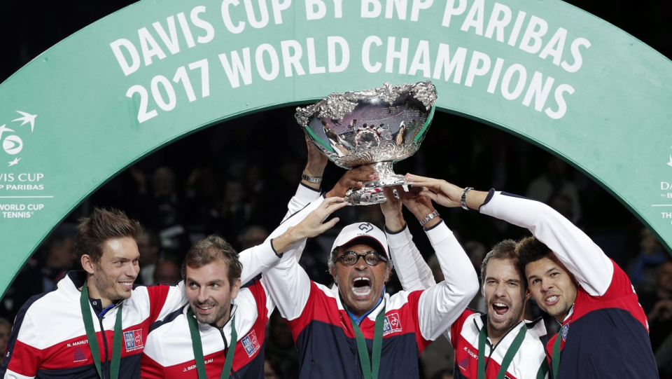Na zdjęciu reprezentacja Francji cieszy się z triumfu w tenisowym Pucharze Davisa 2017. Fot. PAP/EPA/YOAN VALAT