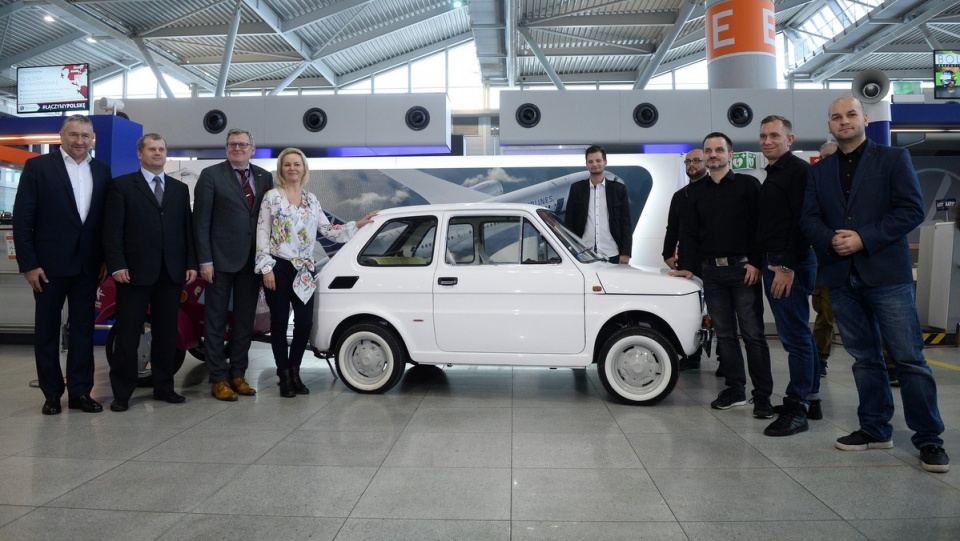 Fiat 126p dla Toma Hanksa na Lotnisku Chopina. Fot. PAP/Jacek Turczyk