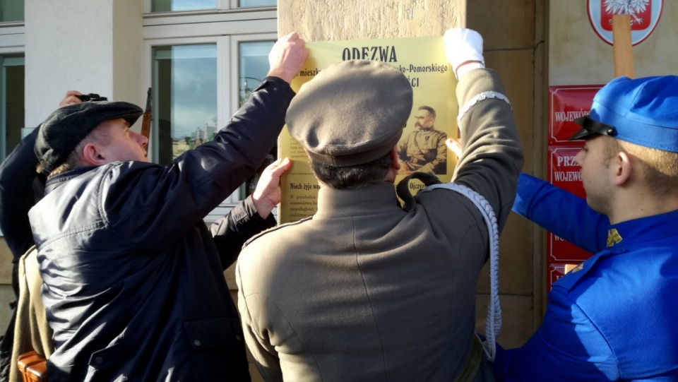 Józef Piłsudski razem z Marszałkiem Piotrem Całbeckim przybili tablicę z okazji 100-lecia odzyskania przez Polskę niepodległości. Fot. Wiktor Strumnik