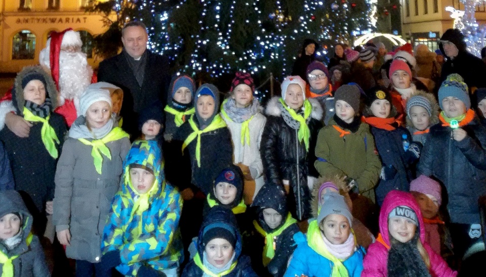 Świąteczne lampki na choince włączyły dzieci z bydgoskich szkół, w asyście Świętego Mikołaja i prezydenta Rafała Bruskiego. Fot. Robin Jesse