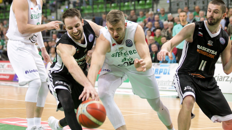 Zdjęcie z meczu Stelmet BC Zielona Góra kontra CEZ Nymburk w 7. kolejce grupy D koszykarskiej Ligi Mistrzów FIBA 2017/2018. Fot. PAP/Lech Muszyński