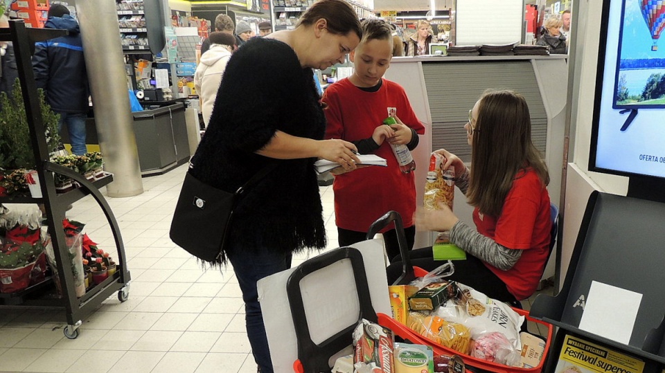 Wolontariusze czekają na hojność darczyńców w marketach na terenie Bydgoszczy. Fot. Damian Klich