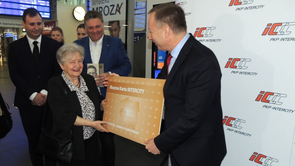 Przed inauguracyjnym przejazdem prezes PKP Intercity Marek Chraniuk wręczył Janinie Sylwestrzak złotą kartę, które uprawnia do rocznego darmowego przejazdu wszystkimi liniami PKP Intercity. Fot. Damian Klich