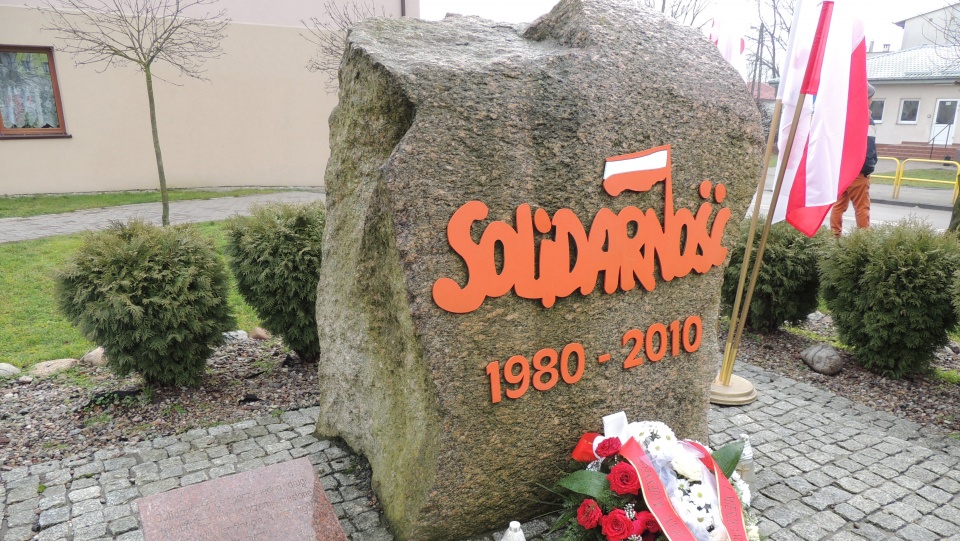 W Lipnie w 1980 roku, w dniu wprowadzenia stanu wojennego, "Solidarność" organizuje wielką związkową uroczystość - a wszystko za zgodą milicji. Fot. Marek Ledwosiński