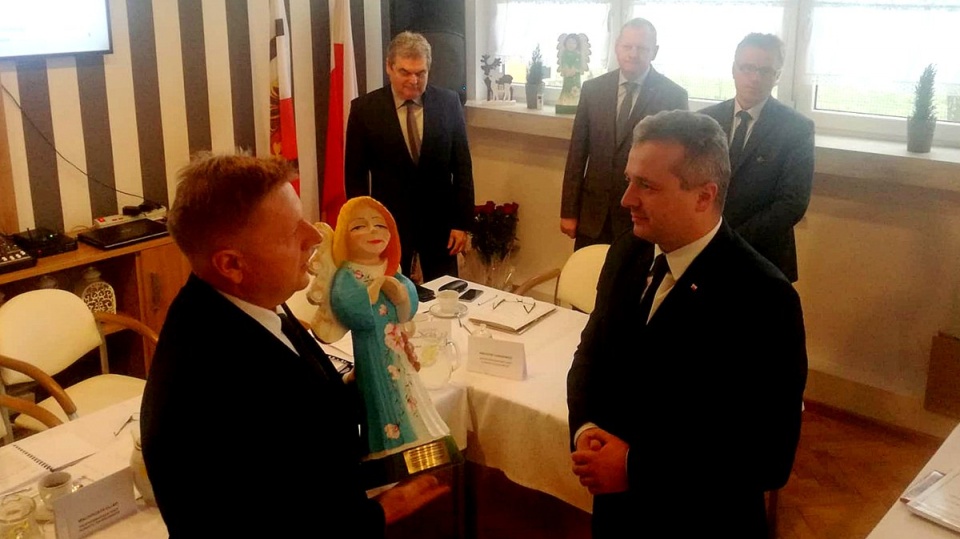 Mikołaj Bogdanowicz otrzymał dziś podziękowania od władz powiatu tucholskiego oraz rzeźbę anioła. Fot. Maciej Wilkowski